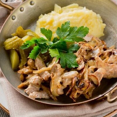 Бефстроганов с картофельным пюре_ в Chester по цене 935 ₽