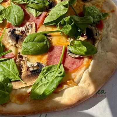 Пицца Ветчина и грибы в Grechka по цене 700 ₽