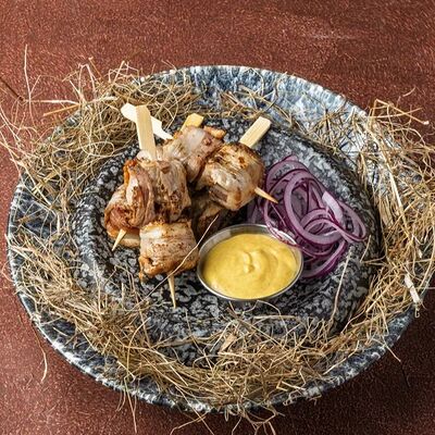 Сало на подушке из бородинского хлеба с горчицей и красным луком в Привет по цене 550 ₽