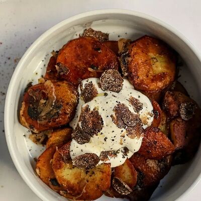 Жареный картофель с яйцом пашот и трюфелем в Ava по цене 880 ₽