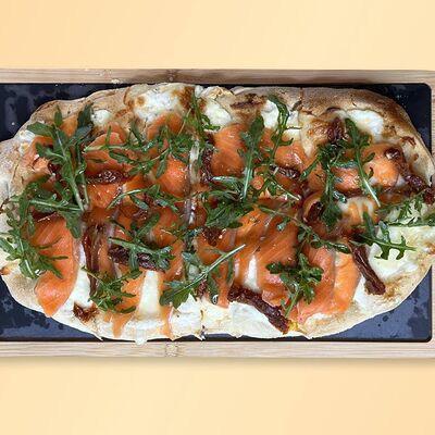 Римская пиццы с форелью слабой соли в Коко Point по цене 750 ₽