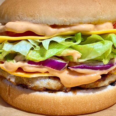 Американский бургер с цыпленком и красным луком в ЗА ОБЕ ЩЁКИ по цене 300 ₽