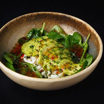 Кальмар со шпинатом и авокадо в Кабуки по цене 790