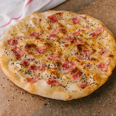 Итальянская лепешка с беконом и кунжутом в Krutli по цене 440 ₽