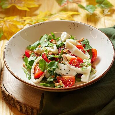 Салат с кальмаром, томатами и печеной паприкой в Сорренто по цене 510 ₽