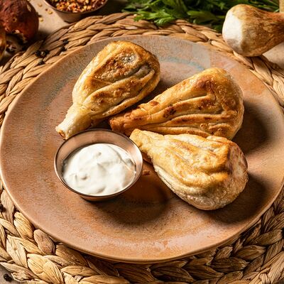 Жареные хинкали с вешенками, белыми грибами и сулугуни в Джонджоли по цене 550 ₽