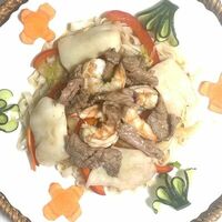 Фо с жареными морепродуктами и говядиной в Pho +84