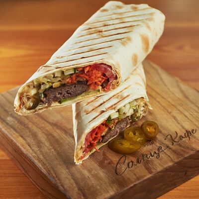 Шаурма с мраморной котлетой из говядины с моцареллой и халапеньо в Кафе Солнце по цене 560 ₽