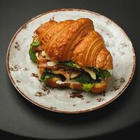 Круассан с беконом в Mon Baton