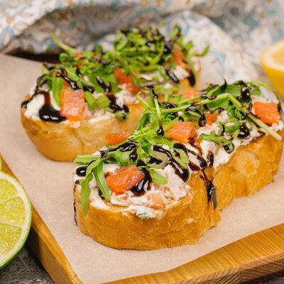 Брускетта с лососем в Луиджи & Тосё по цене 359 ₽