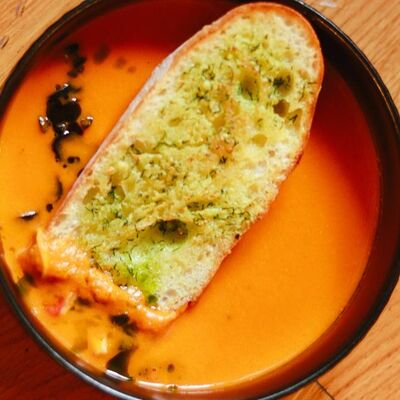 Томатный суп с крабом, маслинами и хрустящим багетомв Пинки Бандински по цене 35 р.