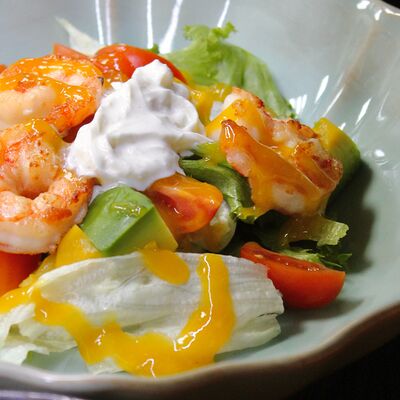 Салат с креветками, авокадо и страчателлой в Хюгге Сырный ресторан по цене 790 ₽