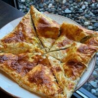 Хачапури пеновани с рваной говядиной в Фабрика хинкали