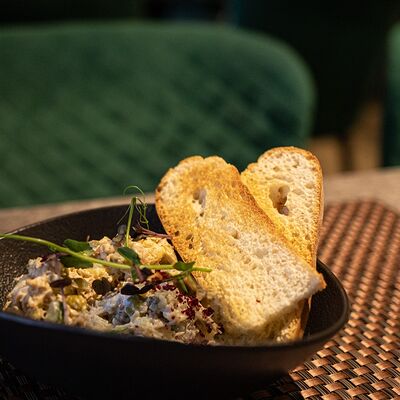 Деревенский салат с томленой свининой и отварными овощами в La Terrasse по цене 370 ₽