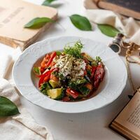 Сочные томаты и огурцы со страчателлой под оливковым маслом и квасом в Ресторан ЩЕПКИНЪ