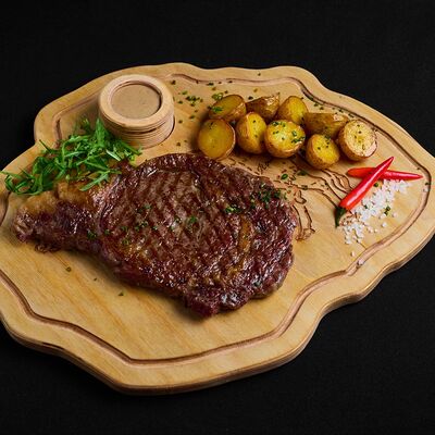 Стейк стриплойн с руколой, жареным картофелем бейби и перечным соусом в Level kitchenbar по цене 1990 ₽