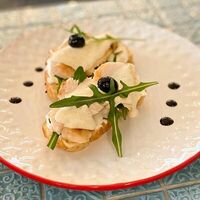 Брускетта с цыпленком под соусом Цезарь в Iris