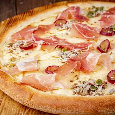 Пицца с пармским окороком и грушей в Pizza Hub по цене 709 ₽