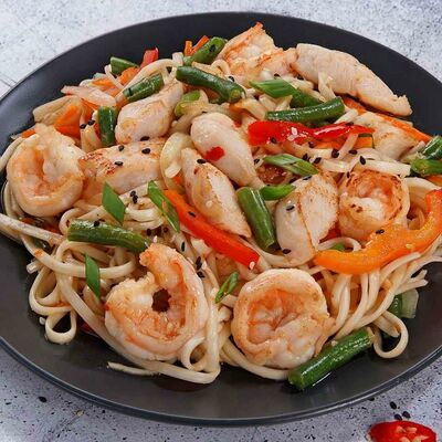 Удон с креветкой и курицей в сладком соусе Чили в Суши Мастер по цене 319 ₽