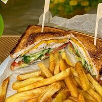 Сэндвичи с жаренным цыпленком, сыром и картофелем фри в ЧЕБУРЕК
