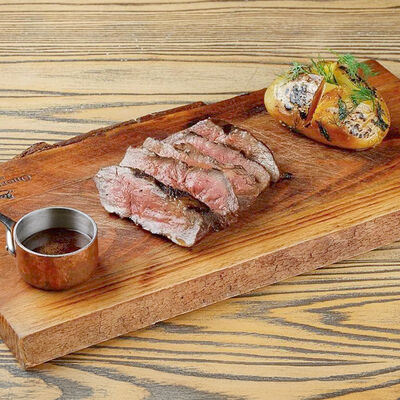 Стейк Топ Блейд из мраморной говядины на гриле с печеным картофелем и соусом из кваса в Онегин дача по цене 1890 ₽