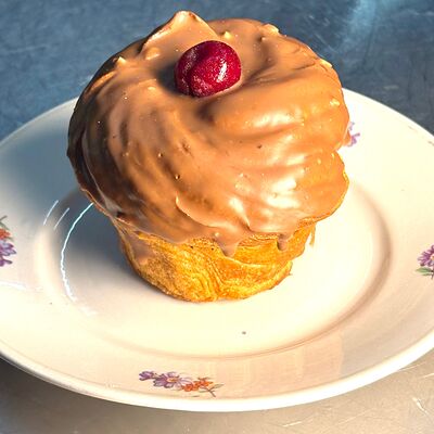 Краффин вишня-шоколад с фундуком в DNA по цене 490 ₽