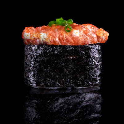 Острые суши с лососем и луком сибулет в Евразия экспресс по цене 145 ₽