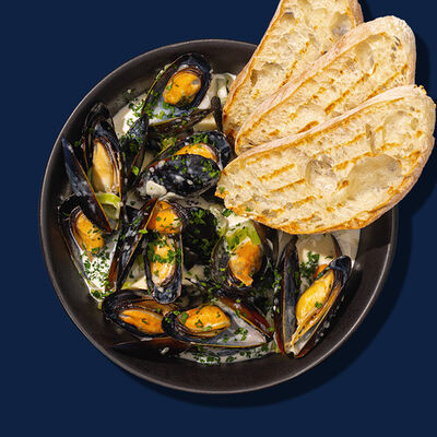 Кастрюлька мидий в соусе блю чиз в Рыбная мануфактура №1 по цене 1023 ₽