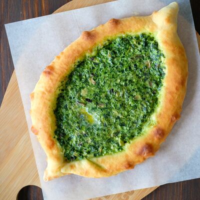 Лодочка со шпинатом и грибами в Хачапури & Кофе по цене 400 ₽