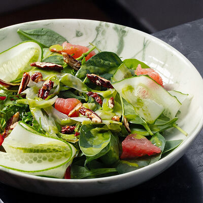 Зеленый салат с орехом пекан и маринованным фенхелем в Branch по цене 640 ₽