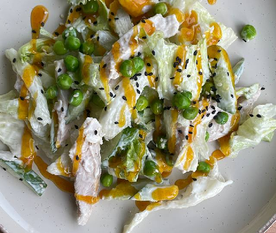 Зеленый салат с соусом манго-чили в Uno - завтраки весь день по цене 499 ₽