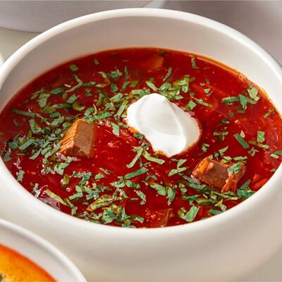 Борщ с говядиной и сметаной в BEERMAN&Schlitz по цене 690 ₽