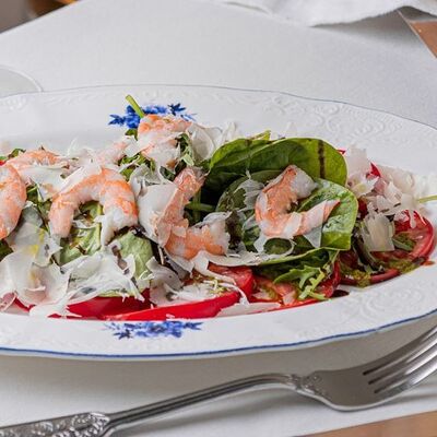 Сладкая северная креветка и томатный карпачо в Madame Zhu по цене 880 ₽