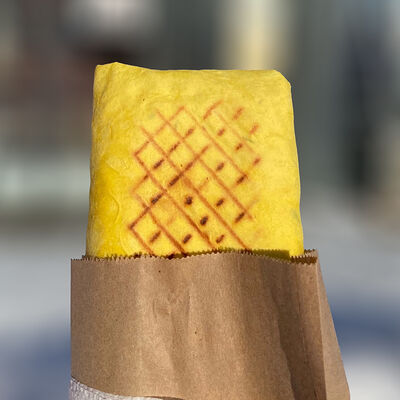 Буррито со свининой в сырном лавашев Burritos по цене 285 ₽