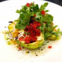 Салат с крабом, авокадо на гриле и соусом свит чили в Le Grill