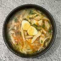 Яичная лапша в бульоне с фермерским цыпленком в Гастропапы