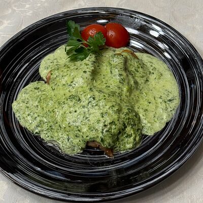 Курица в шпинатном соусев Сказка lounge по цене 585 ₽