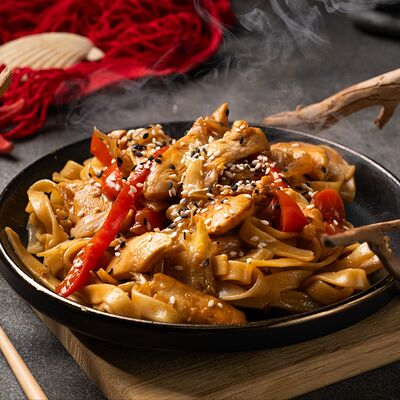 Удон с курицей и с овощами в Акула вкуса по цене 499 ₽