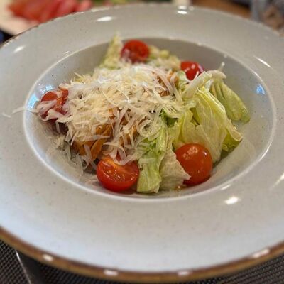 Салат Цезарь с креветками в Чили Gurman Сlub по цене 720 ₽