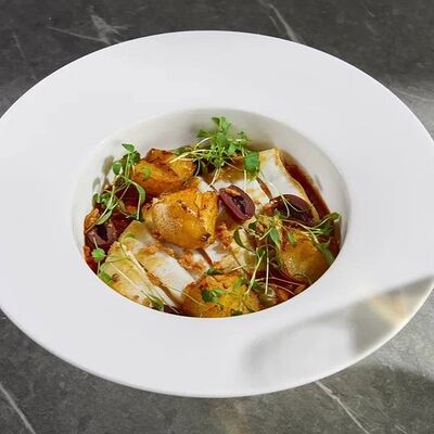 Командорский кальмар с соусом путанеска и оливками каламатав Гастробар DOM по цене 790 ₽