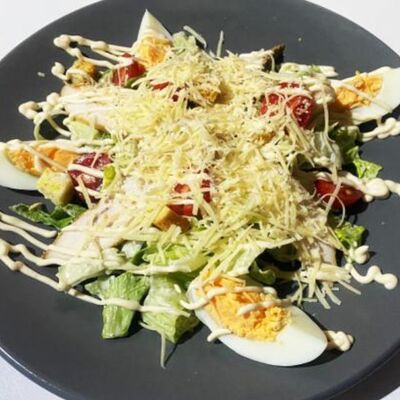 Цезарь с курицей в НИРВАНА Арт бар по цене 440 ₽