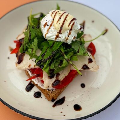 Бенедикт с копченой куриной грудкой в Wow Tortik по цене 650 ₽