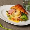 Бенедикт с ветчиной на круассане в Breakfast House по цене 1235