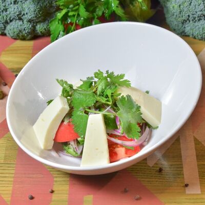 Салат Овощной с молодым сулугуни в АйДаБаран по цене 690 ₽