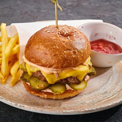 Чизбургер с фри в Only Wine по цене 1100 ₽