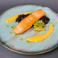 Стейк из лосося с овощами гриль в Дула