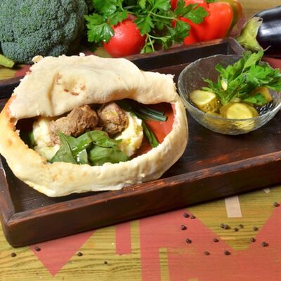 Томленая мякоть ягнёнка с картофельным пюре и шпинатом в АйДаБаран по цене 950 ₽