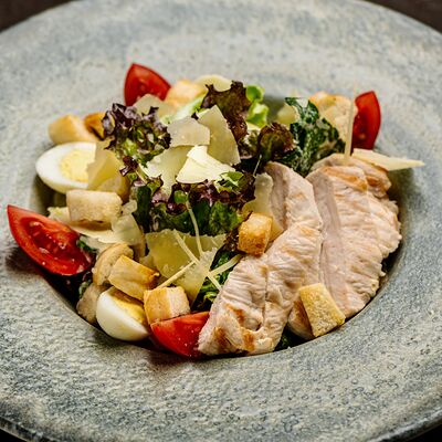 Наш Цезарь с цыплёнком в Пряности по цене 840 ₽
