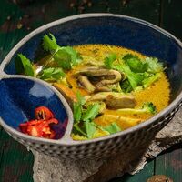 Суп зеленый карри на кокосовом молоке с морепродуктами в Kumpan Terra