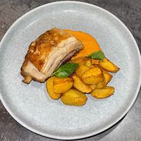 Запеченная буженина с беби картофелем и соусом ромесков Vivant